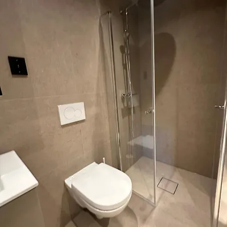 Koselig Liten Boenhet Rett Ved Sno *