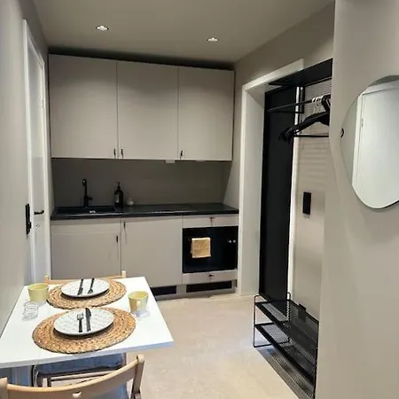 Koselig Liten Boenhet Rett Ved Sno *